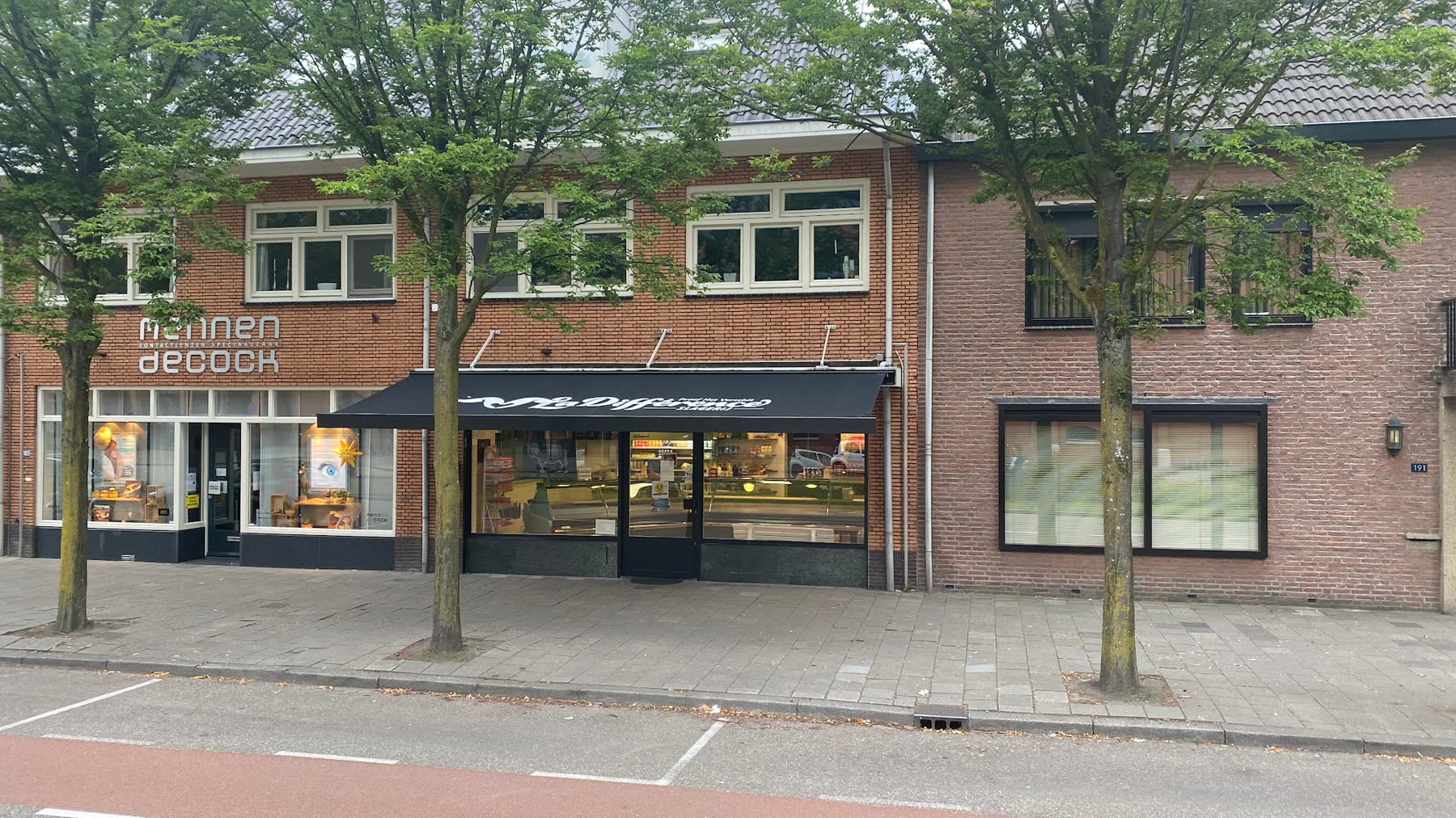 De winkelgevel van Slagerij La Différence aan de Wilhelminasingel in Weert