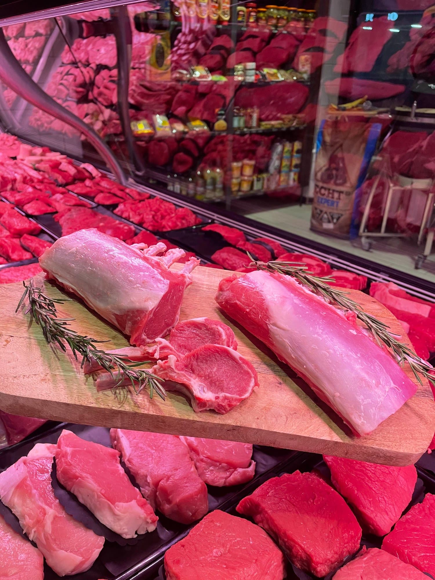 De rood verlichte vleesvitrine van Slagerij La Différence